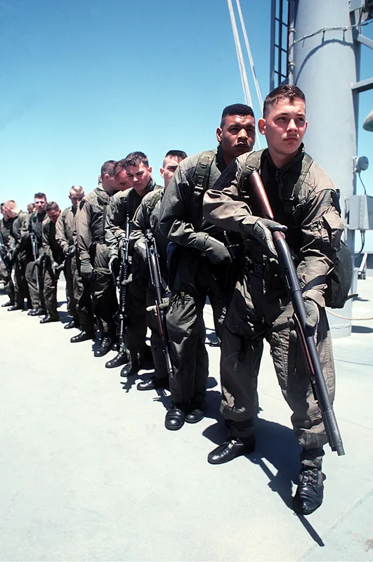Früher waren auf US-Flugzeugträgern Einheiten des US-Marinekorps zum Schutz von Atomwaffen stationiert. Sie wurden Anfang der 1990er Jahre abgezogen.