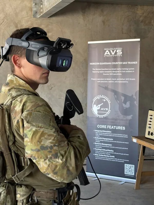 Der AVS Horizon Guardian Counter-UAS-Trainer (AVS) schult Personal darin, UAS-Bedrohungen durch realistische Waffenhandhabung und virtuelle Szenarien zu erkennen, zu verfolgen und abzuwehren, ohne ausschließlich auf reale Übungen angewiesen zu sein.