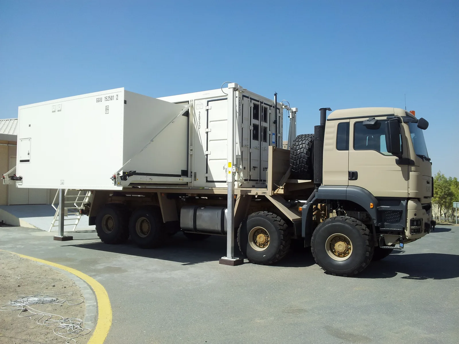 Hebesysteme von HETEK übernehmen das Abladen und spätere Wiederaufladen schwerer Container oder Funktionsmodule von einem, beziehungsweise auf ein Fahrzeug.