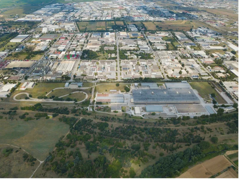 Luftaufnahme des ELVO-Werksgeländes mit Produktionshallen und Teststrecke im Industriegebiet Sindos bei Thessaloniki