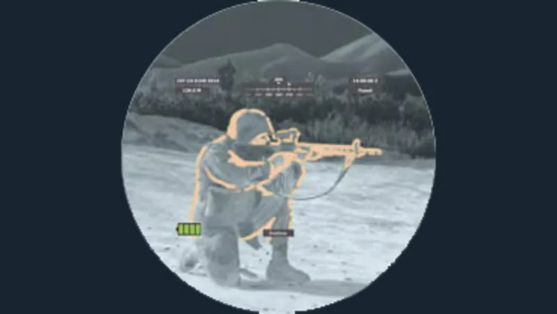 Nachtsichtbrille ENVG-B zeigt einen knienden, zielenden Soldaten im Gelände durch kombinierte Restlichtverstärkung und Wärmebildtechnik