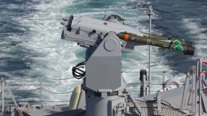 MBDA SIMBAD-RC Waffenstation mit zwei Mistral-Lenkflugkörpern auf dem Deck eines fahrenden Marineschiffs auf See