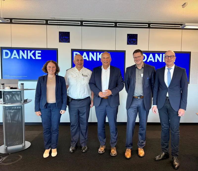 Krisenmanagement: Hessens Innenminister Roman Poseck und Vertreter des Katastrophenschutzes vor Präsentationsbildschirmen bei einer Fachveranstaltung
