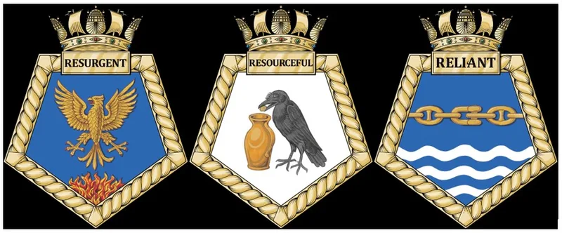 Drei heraldische Schiffswappen der Royal Fleet Auxiliary mit Phönix, Rabe und goldener Kette unter Schiffskronen