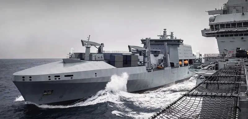 Versorgungsschiff der Fleet-Solid-Support-Klasse der Royal Navy bei einem Versorgungsmanöver neben einem Flugzeugträger der Queen-Elizabeth-Klasse