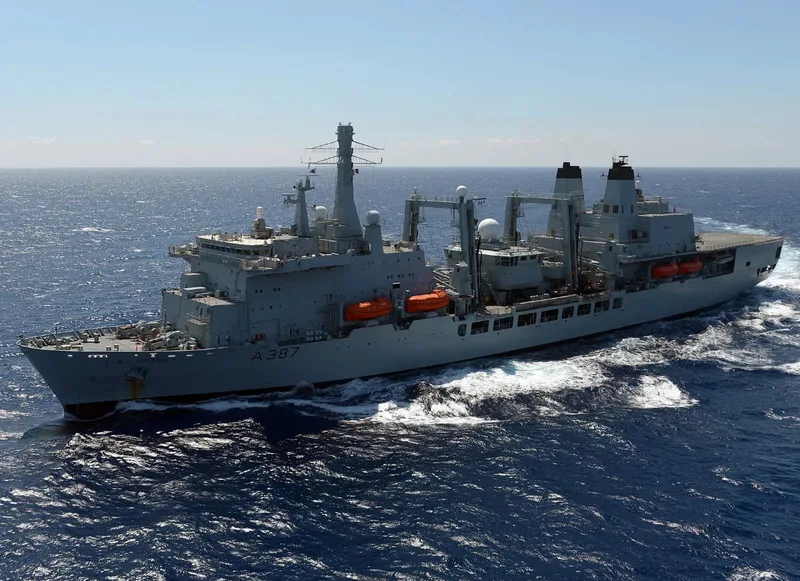 Das britische Versorgungsschiff RFA Fort Victoria (A387) fährt auf offener See