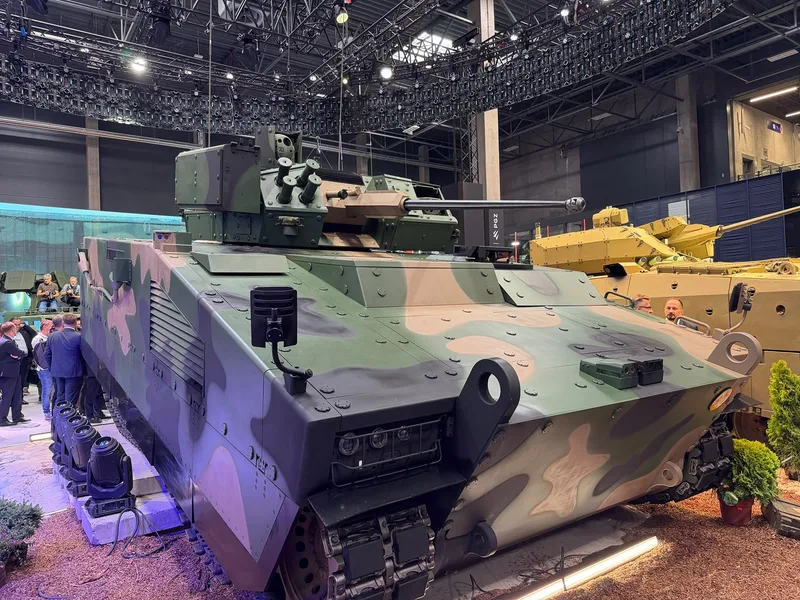Dreiviertelansicht des Ratel IFV-Prototyps, der auf der MSPO 2026 ausgestellt ist. (RecoMonkey)