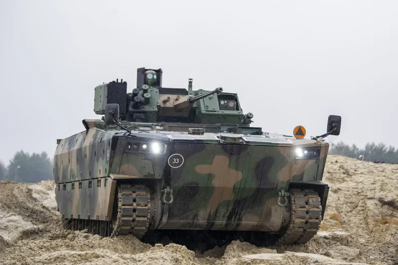 Ein Borsuk-Schützenpanzer durchfährt eine Offroad-Teststrecke. (HSW)