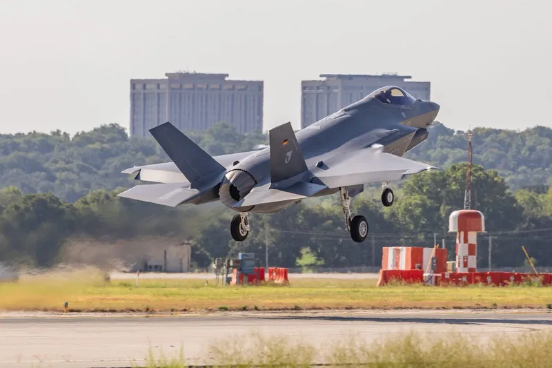 Es ist der erste seiner Art für die Bundeswehr: In den USA ist heute ein deutscher F-35 Lightning II von Lockheed Martin zu seinem Erstflug abgehoben.