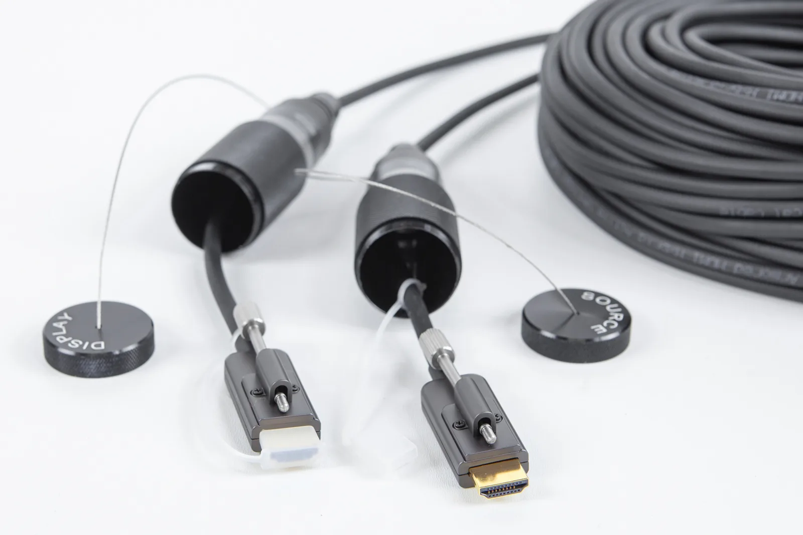 Panzerkabel will sichere Hardware für den Datentransport bieten. Hier im Bild: ein armiertes HDMI-Kabel mit verschraubbaren Schutzabdeckungen aus Aluminium für die Stecker. Robustes, armiertes HDMI-Kabel mit verschraubbaren Aluminium-Schutzabdeckungen für die Steckverbindungen