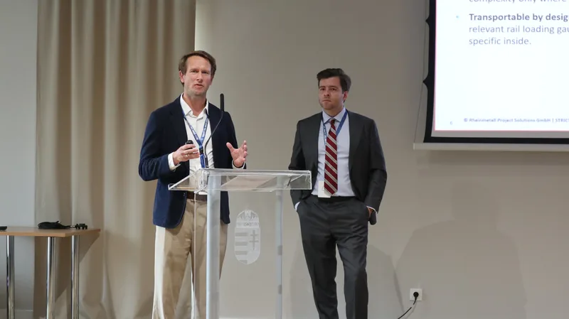 Lorenz Heller (l.), Business Development Director bei Alstom, und Jan-Niklas Becht, Head of Medical Programs bei Rheinmetall, stellten ihr MedEvacTrain-Konzept beim NATO Centre of Excellence for Military Medicine in Budapest vor.