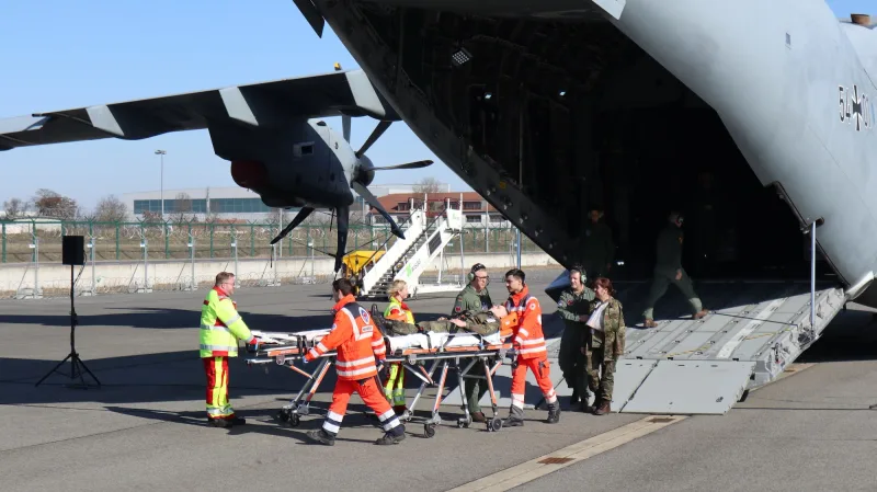 Sanitätspersonal der Bundeswehr und zivile Rettungskräfte transportieren einen Patienten aus einem Airbus A400M bei Medic Quadriga