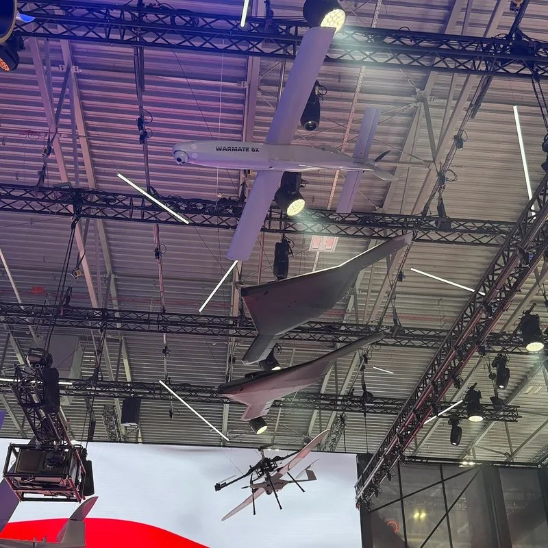 Von oben nach unten: Eine Warmate 8X, zwei Warmate 30 und der X-Liftair Quadcopter-Launcher für Starrflügler-Drohnen, mit einer darunter angebrachten Flyeye-Aufklärungsdrohne. (RecoMonkey)