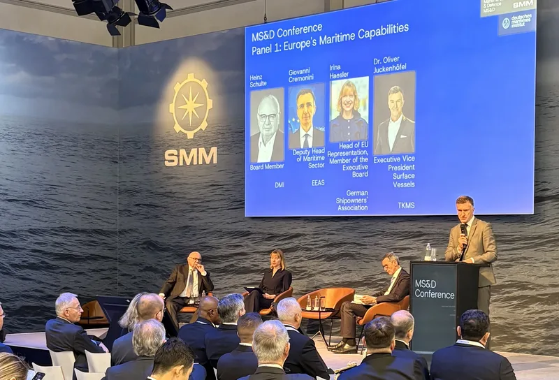 Vertreter von Thyssenkrupp Marine Systems spricht bei einer Podiumsdiskussion auf der maritimen Sicherheitskonferenz MS&D der SMM