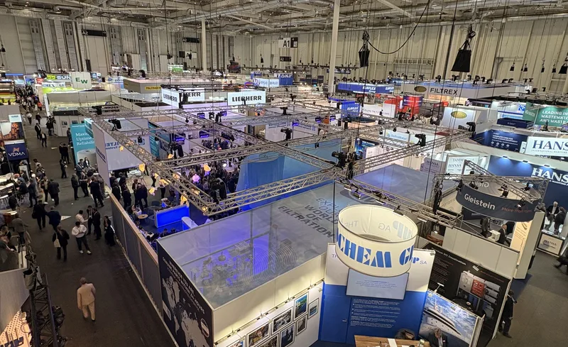 Fachbesucher an den Messeständen von Liebherr, Gleistein, Palfinger und VDMA in einer gut besuchten Industrie-Messehalle