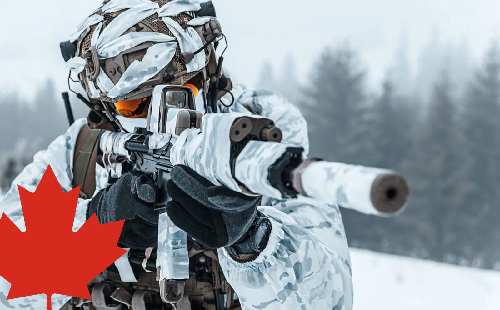 Soldat in arktischer Wintertarnung zielt mit einem Sturmgewehr, das mit EOTech-Visier, Schalldämpfer und weißem Tarnband ausgestattet ist; Calian präsentiert Kanadas Kompetenzen