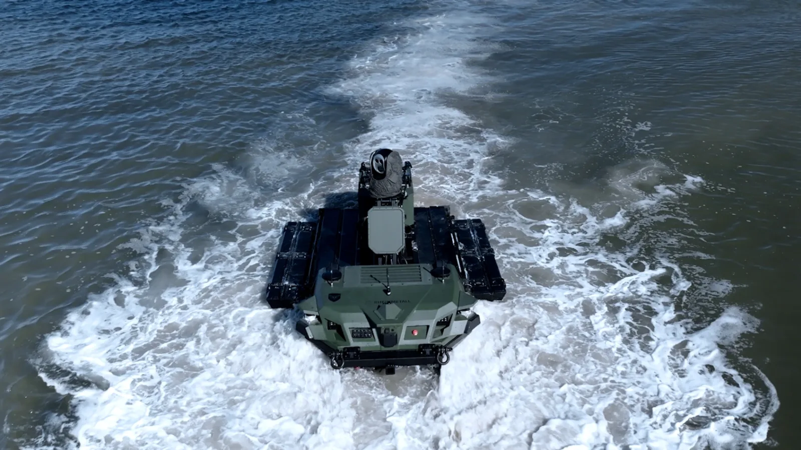 Mission-Master: Unbemanntes amphibisches Landfahrzeug Rheinmetall Mission Master fährt schwimmend durch ein Gewässer
