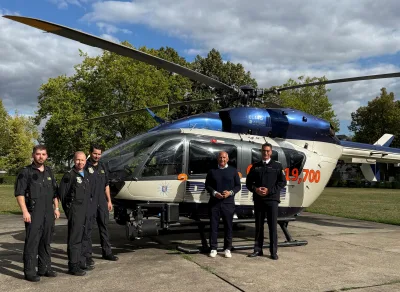 Innenminister Roman Poseck und Polizeipräsident Felix Paschek mit Besatzung vor einem Hubschrauber EC145 der Polizeifliegerstaffel Hessen