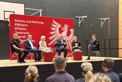 Frankfurt: Sechs Experten diskutieren auf einer Bühne vor einem roten Hessen-Banner bei einer Fachveranstaltung zum Bevölkerungsschutz