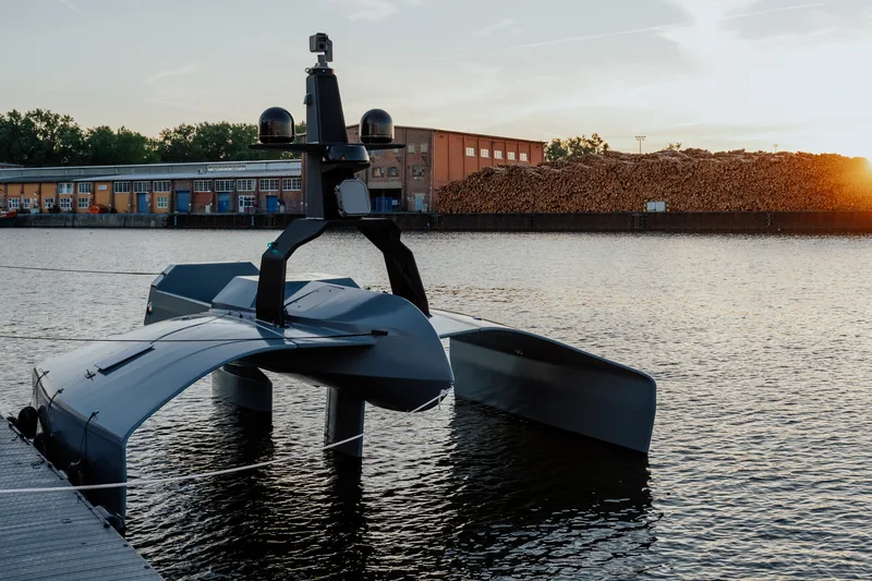 Unbemanntes Überwasserfahrzeug SeaVex als Trimaran mit Sensormast an einem Anleger im Hafen von Rostock