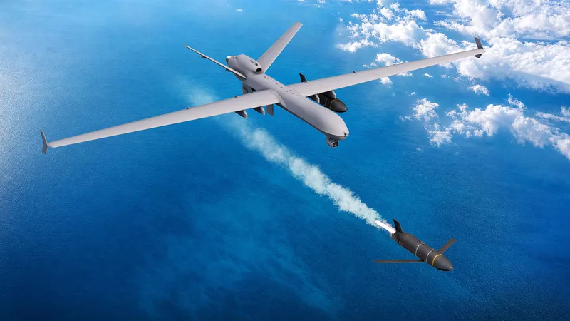 Unbemannte Drohne MQ-9B von General Atomics beim Abschuss eines Lenkflugkörpers über dem Meer