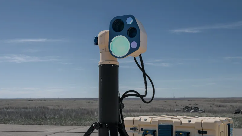 Mobiles elektro-optisches Überwachungssystem von Teledyne FLIR auf einem Stativ neben einem Pelican-Transportbehälter im Gelände