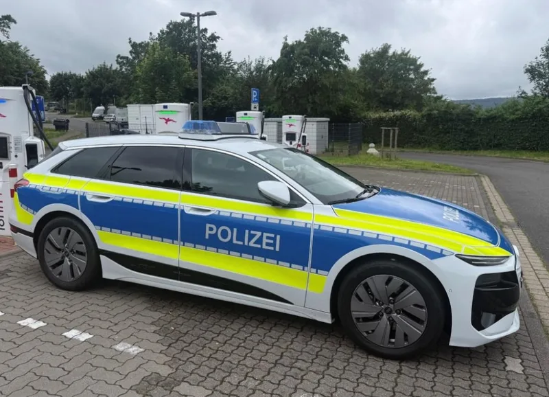 Elektrischer Audi-Streifenwagen der Polizei Niedersachsen an einer EnBW-Ladestation auf einem gepflasterten Parkplatz
