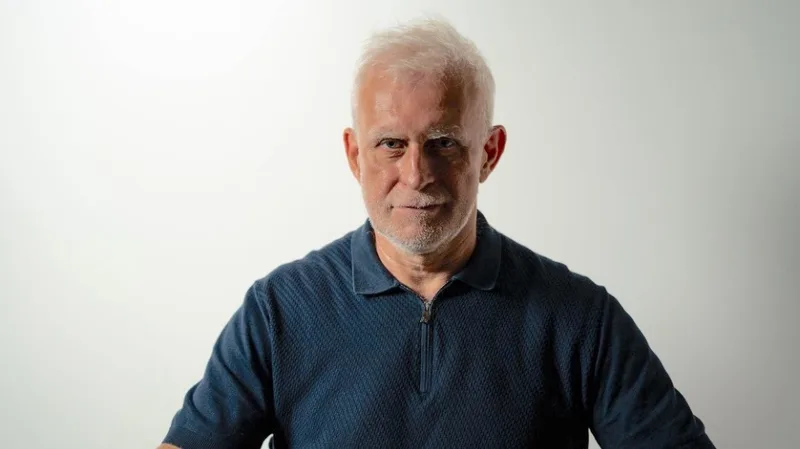 Oleksandr Stepura, Gründer des ukrainischen Drohnenherstellers Skyeton, in einer Porträtaufnahme vor neutralem Hintergrund