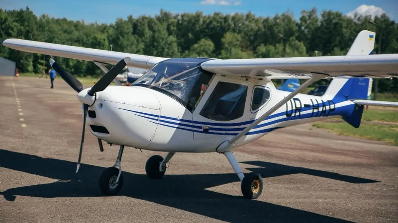 Leichtflugzeug Skyeton K-10 Swift mit Kennung UR-HAP auf einem Flugplatzrollfeld