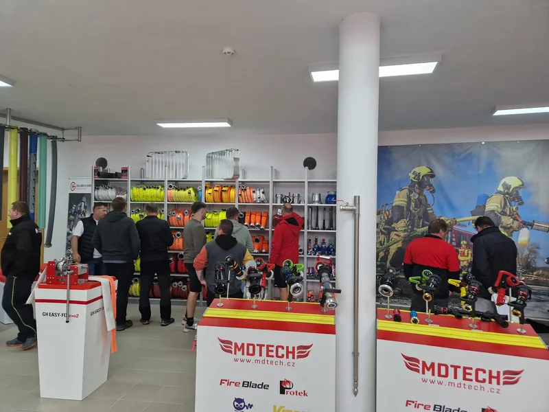 Duffek-Hausmesse: Besucher an einem Messestand mit MDTECH-Brandbekämpfungstechnik und einem Schlauch-Einbindegerät GH EASY-FIX evo2 von Gollmer & Hummel