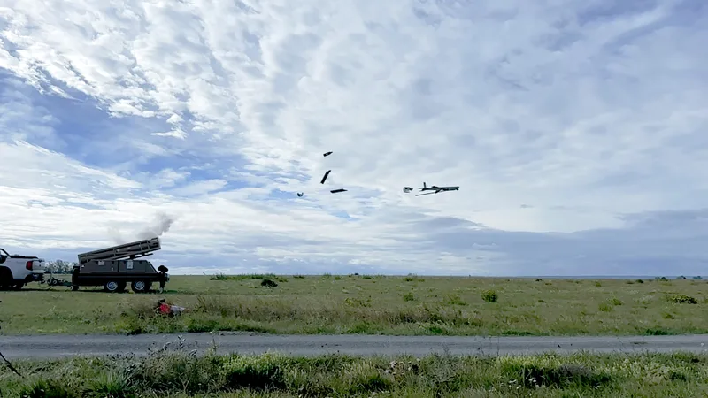 Start der Elbit Systems SkyStriker Lauermunition von einer Anhänger-Startvorrichtung mit sich lösenden Abdeckungsteilen