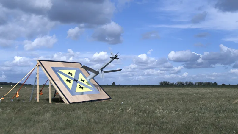 Unbemannte Loitering-Munition SkyStriker von Elbit Systems beim Aufprall auf eine hölzerne Zielscheibe während einer Demonstration
