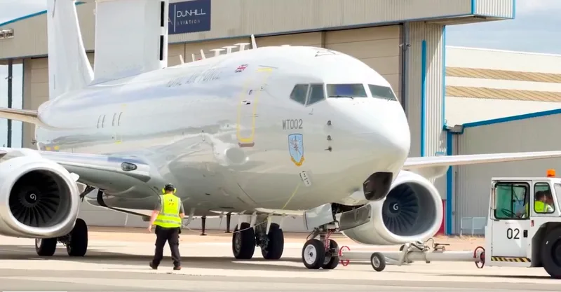 Boeing E-7A Wedgetail der Royal Air Force mit Kennung WT002 wird von einem Schlepper auf einem Flugplatz gezogen