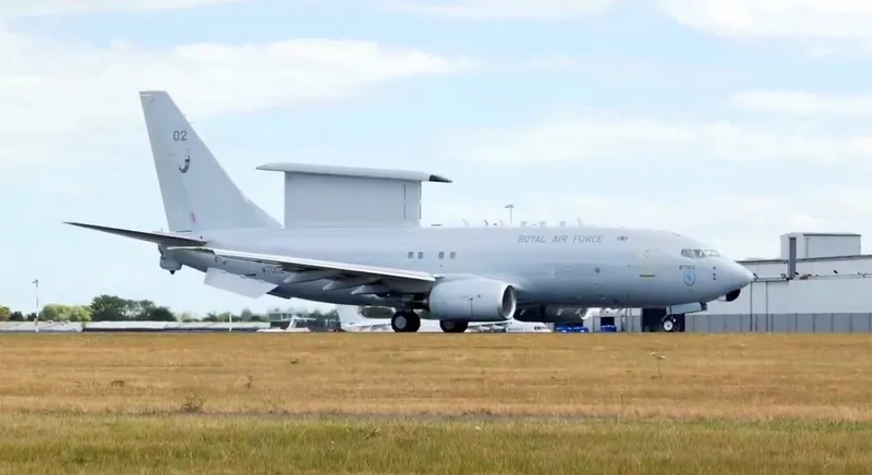Boeing E-7A Wedgetail der Royal Air Force mit markanter Radarantenne auf dem Rumpfrücken auf einem Flugplatzgelände