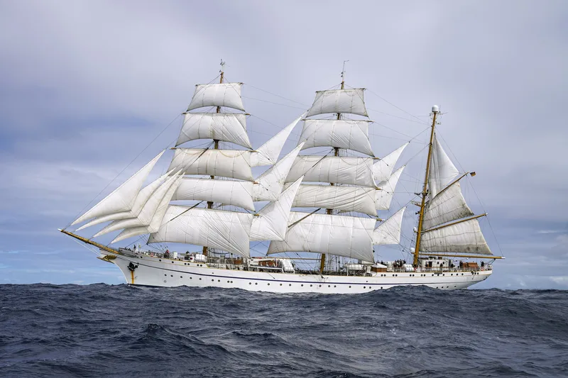 Segelschulschiff Gorch Fock der Deutschen Marine unter vollen Segeln auf unruhiger See im Atlantik