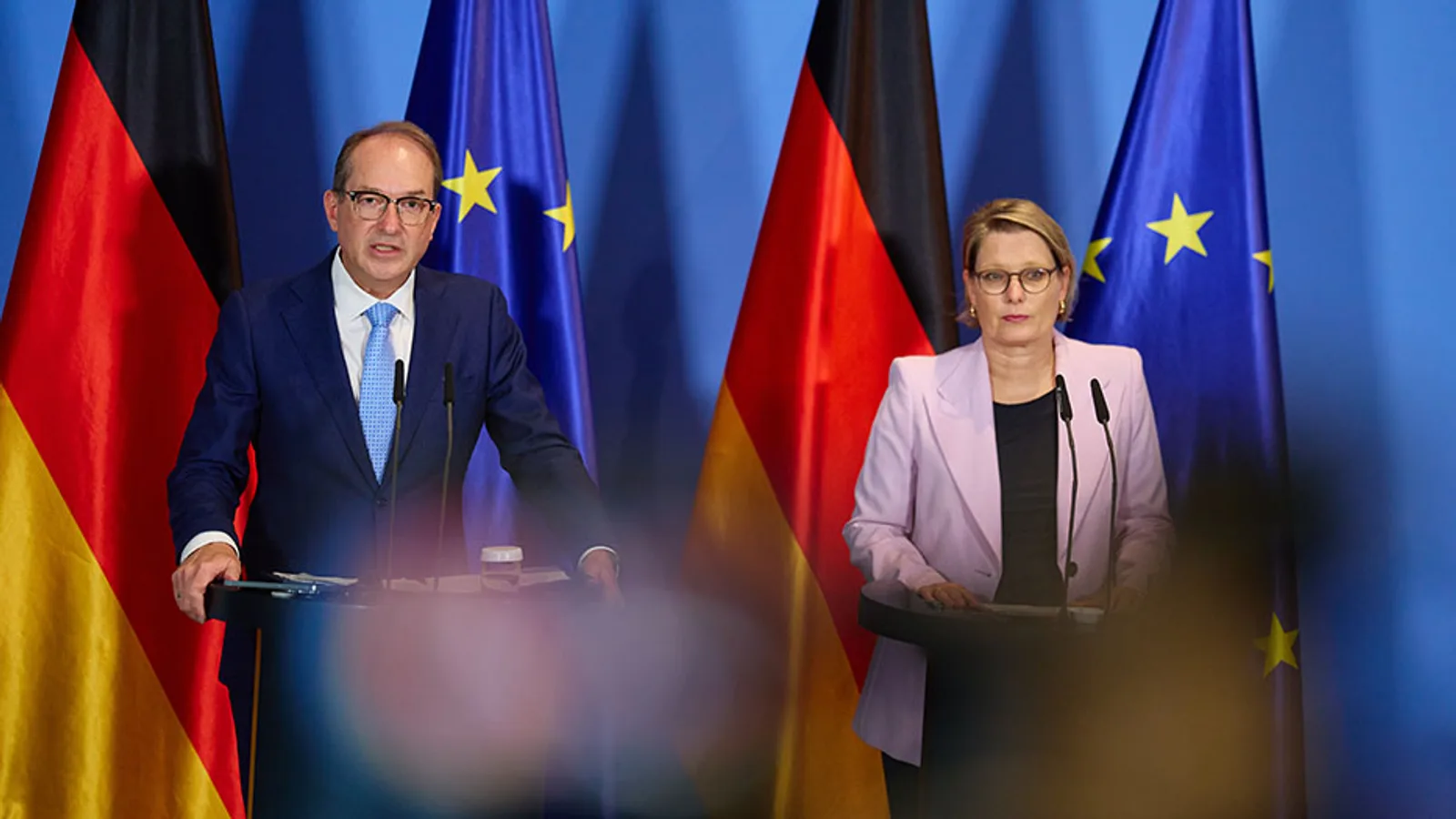 Bundesinnenministerin Nancy Faeser und Bundesjustizminister Marco Buschmann bei einer Pressekonferenz zum Maßnahmenplan zum Schutz vor islamistischem Terrorismus vor Deutschland- und EU-Flaggen