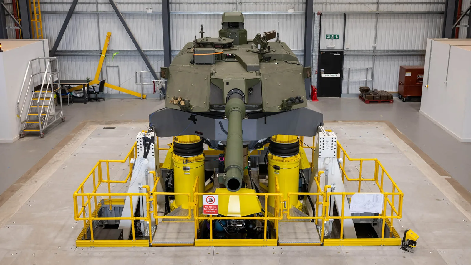 Turm des Kampfpanzers Challenger 3 auf einem hydraulischen Prüfstand in einer Testhalle zur Erprobung von Belastung und Bewegung bei Rheinmetall UK