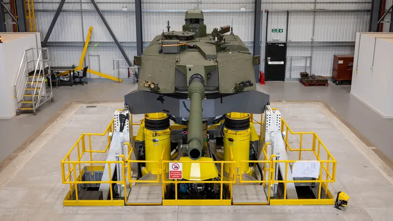 Turm des Kampfpanzers Challenger 3 auf einem hydraulischen Prüfstand in einer Testhalle zur Erprobung von Belastung und Bewegung