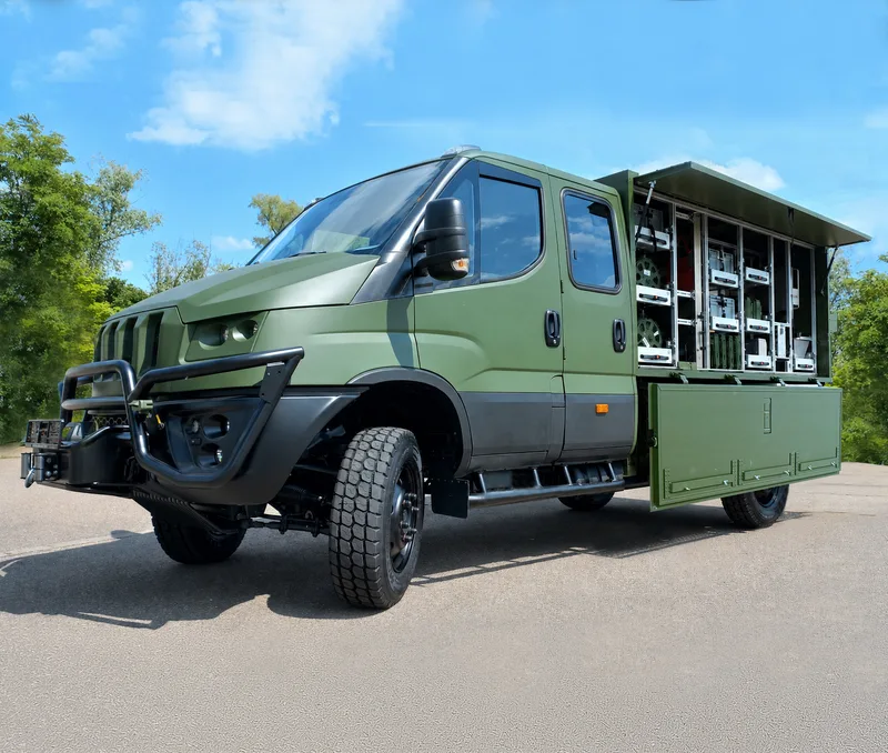 Iveco Daily Einsatzfahrzeug mit geöffnetem Kofferaufbau und Regalsystemen für die Ausrüstung eines Netzwerkservicetrupps