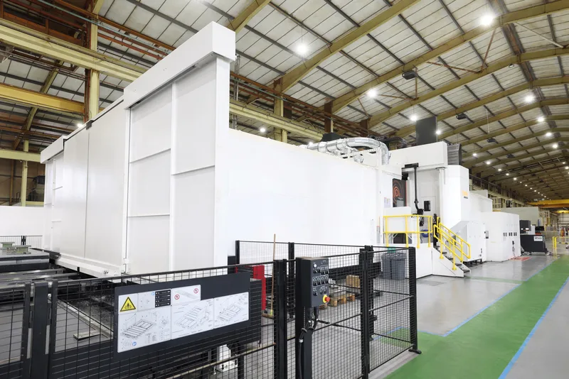 CNC-Werkzeugmaschine von Mazak in einer Fertigungshalle von Pearson Engineering mit Sicherheitszäunen und Bedienpult