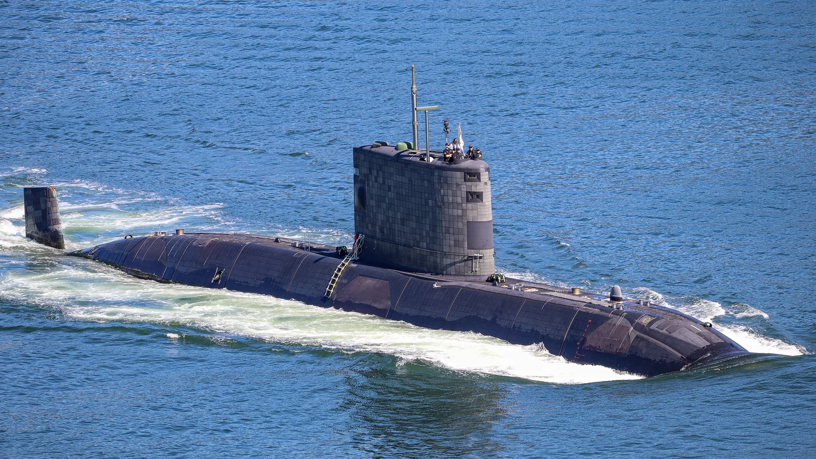 Kanadisches U-Boot HMCS Corner Brook der Victoria-Klasse bei der Überwasserfahrt mit Besatzungsmitgliedern auf dem Turm TKMS