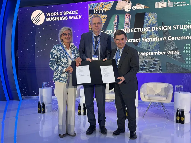 Vertreter von ESA, Europäischer Kommission und ICEYE bei der Unterzeichnung einer Kooperationsvereinbarung auf der World Space Business Week