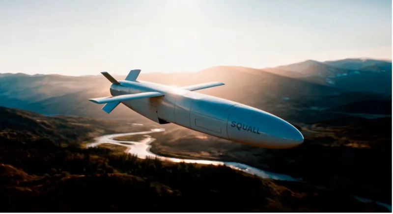 Computergenerierte Visualisierung des Marschflugkörpers Squall von Indra im Flug über einer bergigen Landschaft mit Flusslauf
