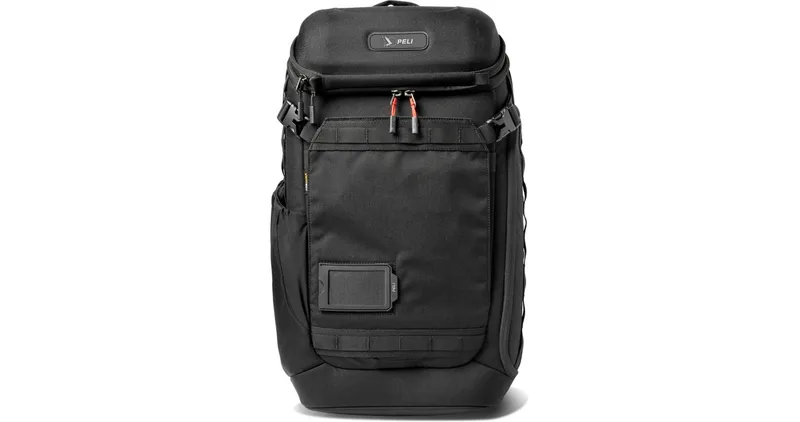Schwarzer Peli Aegis PX35 Creator Backpack in Frontalansicht mit Markenlogo und Sichtfenster vor weißem Hintergrund