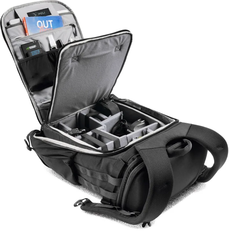 Geöffneter Peli Aegis PX35 Rucksack mit modularer Innenaufteilung für Kameraausrüstung und Organisationsfächern im Deckel