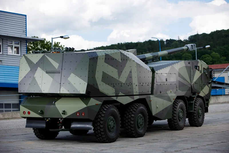 Rheinmetall Radhaubitze auf HX3 8x8-Fahrgestell mit geometrischer Tarnlackierung auf einem befestigten Freigelände