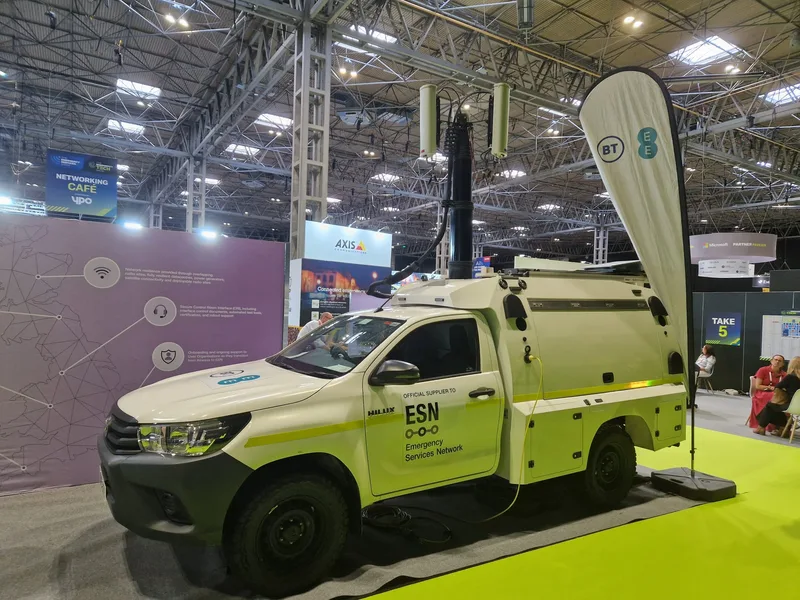 Toyota Hilux mit ausfahrbarem Antennenmast für das Emergency Services Network auf einer Fachmesse von BT und EE ausgestellt