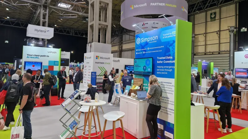 Besucher an Messeständen von Microsoft, Simpson Associates und UiPath in einer Messehalle mit Hytera-Bereich im Hintergrund