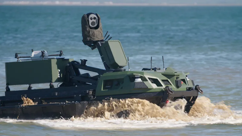 Rheinmetall Mission Master SP Amphibienfahrzeug mit Sensormast während der NATO-Übung REPMUS im flachen Küstenwasser