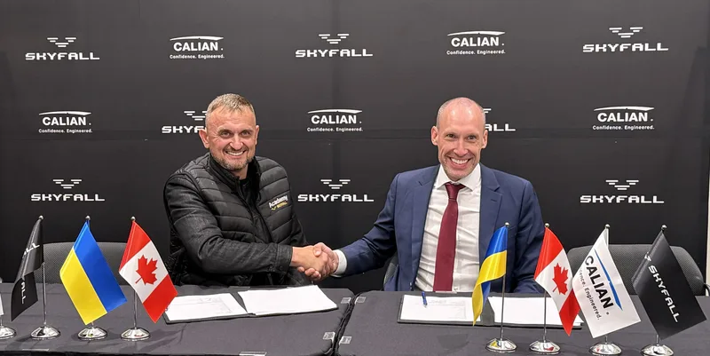 Vertreter von Calian und Skyfall besiegeln eine Kooperationsvereinbarung per Handschlag vor ukrainischen und kanadischen Flaggen